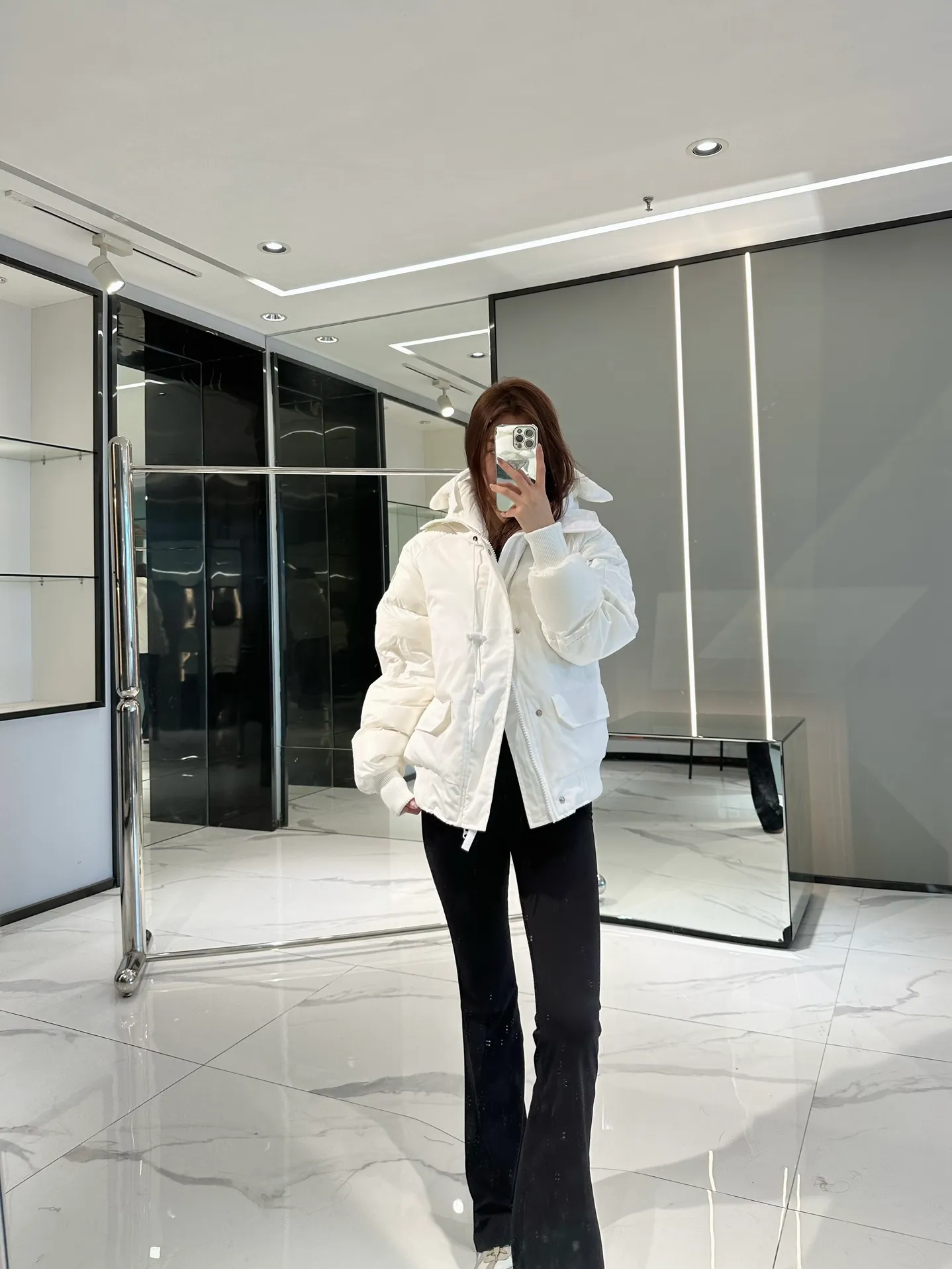 P900 Big Goose Soft Sleeve Short Bomber Jacket Canada Goose Canada Goose Chilliwack Series Solid Color Hooded Fitted Long Sleeve Down Jacket Paradigm Series Down Jacket Short Big Goose Soft Sleeve Down Jacket White The inner straps make the jacket easy to carry on the shoulders, freeing your hands. Special features: light, thick, handsome Size xs-xxl Color black, white